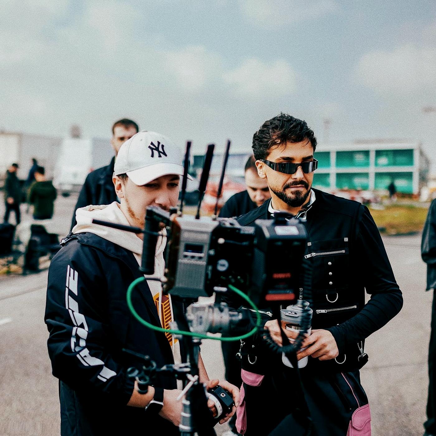 Gimbal operatörü ile sokakta video prodüksiyonu