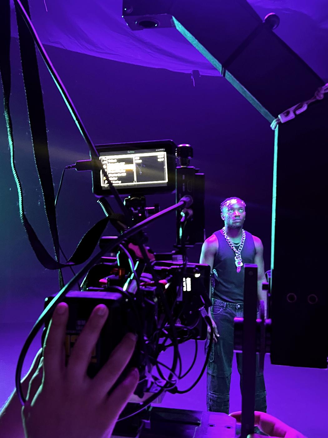 Neon ışıklı mekanda gimbal çekimi